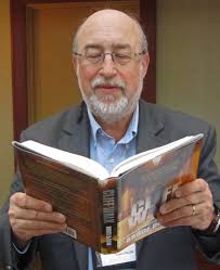 Look who's reading “Cliff Walk” now! It's acclaimed crime novelist Thomas  Perry!