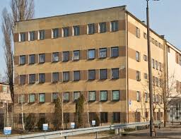 Mężczyzna na stanowisku pracy w rzps radoskór. Biurowiec Przy Ul Domagalskiego 7g Radom Szukam Nieruchomosci Com