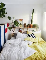 Schmales Ikea Schlafzimmer Mit Regal Uber Dem Bett Aus Dem Ikea Katalog 2021 Ein Handbuch Fur Einen Besseren A Kleiner Raum Regal Uber Bett Schlafzimmer Deko