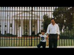 Pablo Escobar With His Son In Front Of The White House 1980 S Pablo Escobar House Pablo Escobar Pablo Escobar Son