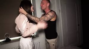 Gopniks รัสเซียอย่างรุนแรงเย็ดจัดหนักในสไตล์สามลายทาง Margo Von Teese