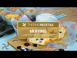 Deliciosos Y Esponjosos Muffins Elaborados Con Crema De Yogur Y Arandanos Rojos Una Receta Muy Sana Natural Y Muy Facil De E Muffins De Muffins Arandano Rojo