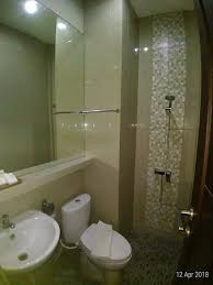 Sejarah akan mencatat cekikian air yang turun dari shower yang membasahi tubuhku. Kamar Mandi Sederhana Tapi Bersih Picture Of Luxpoint Hotel Baratajaya Surabaya Tripadvisor