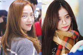 Bila momen gaya yang dibutuhkan untuk membuka pintu bernilai sama, maka kita membutuhkan gaya yang lebih kecil apabila kita mendorongnya jauh dari engsel pintu. 10 Potret Menawan Jisoo Blackpink Pakai Kacamata