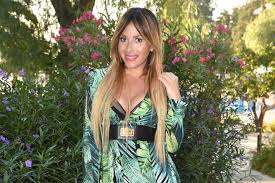 Ihre fans dürfen sich aktuell über ganz besondere news freuen. Gulcan Kamps Sie Tragt Kleidung Aus Der Kinderabteilung Gala De