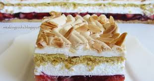 Na nasączonym blacie ciasta układamy bitą śmietanę, truskawki i zalewamy tężejącymi galaretkami… Truskawkowa Chmurka Kruche Ciasto Z Truskawkami W Galaretce Bita Smietana I Beza Cake Recipes Desserts Food