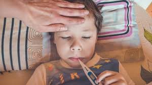 Moms Jangan Panik! Ketahui Gejala dan Tips Atasi Demam Si Buah Hati