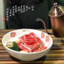 燒肉丼販 手沖系列 玫瑰花牛肉湯麵 一片片捲成玫瑰花型的雪花牛肉造型很美 高湯裝在有質感的手 沖壺中 緩緩倒入高湯川燙牛肉 整體不算驚艷但牛肉軟嫩湯底也不會太鹹