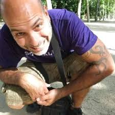 En esta ocasión, nos acompaña en este reto poético, Andrés Izu. Poeta,  escritor, profesor de teatro, educador social y, por supuesto, vecino del  distrito. No podéis perderos la oportunidad de conocerlo el