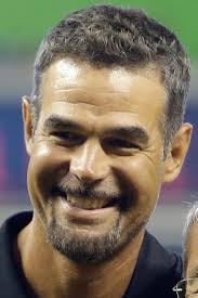 Mike Lowell likes what he sees in these Red Sox