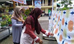 Corak dan reka bentuk penerapan warna dirancang terlebih dahulu dan bahagian yang hendak dilindung dari pewarna akan dicorak. Bisnis Batik Ikat Celup Makin Diminati Karena Coraknya Tidak Pasaran