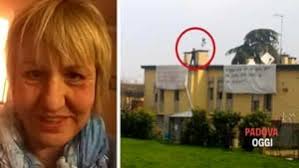 Padova, donna sale sul tetto per protestare contro ex marito: "Vuole  vendere la nostra casa"