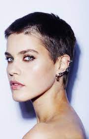 Pour un visage rond ovale allongé ou carré la coupe ne sera la coupe de cheveux qui est faite pour vous doit vous 1 cheveux rasés 10. Epingle Sur Beaute Coiffures