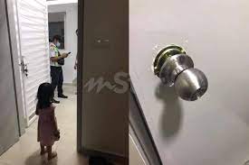 Dek tiada kunci pendua, kami cuba pelbagai ikhtiar untuk mengatasi masalah ini tanpa merosakkan pintu. Terkurung Lebih 7 Jam Baru Pindah Rumah 3 Beranak Alami Detik Cemas Dalam Bilik Air Sampai Tertidur Anak Sulung Tiba Tiba Gemar Pakai Sweater Saya Blur Tengok Suami Viral Mstar