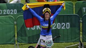 La delegación en casa de nariño encabezada la bicicrosista mariana pajón, quien recibió de manos del mandatario la bandera que se ondeará en este torneo. Xjv3uellletnjm