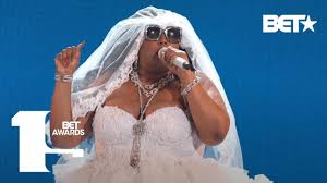 Wenn gerade eine die musikwelt aufwirbelt, dann ja wohl sie hier: Rapperin Lizzo Zelebriert Den Eigenen Korper Kultur Dw 14 11 2019