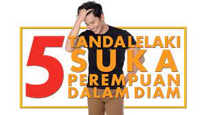 Kenalkan namaku andi aku tinggal di kota x di prov x semua ini berawal dari 3 tahun yang lalu ketika itu aku masih sma.hubungan ku dengan mamaku sangat baik dan bisa dikatakan cukup dekat.tak jarang kami bermain seperti seorang kakak dan adik… atau teman sendiri.papa sendiri jarang pulang ke rumah karena beliau kerja di sebuah perushaan asing yang jauh dari. 5 Tanda Lelaki Suka Perempuan Dalam Diam Tips Youtube