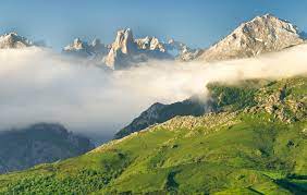 There are over 200 peaks higher than 2000 metres. Der Unendliche Charme Der Picos De Europa