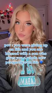 Julie Havens's Instagram, Twitter & Facebook