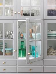 Manijas de cajón manijas del armario ikea handles ahora podemos ofrecer accesorios en nickle (como se muestra) latón y zinc negro. Con Los Armarios De Cocina Con Puertas De Vidrio Tus Objetos Mas Preciad Remodelacion De Cocinas Remodelacion De Cocina Pequena Disenos De Cocinas Pequenas