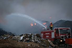 Fogo e desespero no andorinhas. Visao Incendio Deflagrou Hoje A Tarde Na Empresa Tratolixo Em Cascais