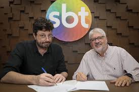 Danilo Gentili renova contrato com o SBT por dois anos - 03/03/2026 - Outro  Canal - F5