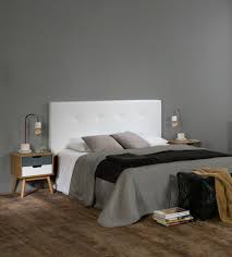 Chambre Sobre Et Elegante Mur Gris Et Parquet En Bois Fonce Tete De Lit Design Avec Boutons Et Fin Deco Chambre Parental Deco Chambre Chambre Parentale Parquet