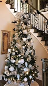 Black And White Christmas Tree Ornaments Pin By Mayra Vargas Eleno On Christmas Ideas Gold Christmas Decorations Black Christmas Decorations White Christmas Tree Decorations