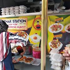 This man has been running the same business for more than 4 years now and everyday he has customers lining up just to get a taste of the mouth watering dish. Photos At Azhar Station Special Nasi Ayam Goreng Kunyit Malay Restaurant In Kampung Datuk Keramat