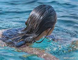 他画出水中的湿身美女，头发的质感太绝了，网友：确定不是照片？_写实_游泳_绘画