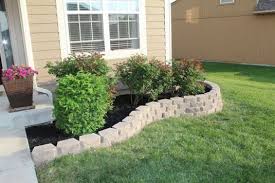 Aquí una original idea para hacer jardineras utilizando bloques de cemento. 17 Awesome Ideas Of How To Decorate Your Yard With Cinder Blocks Jardines Jardineras Exterior Arboles Para Jardin