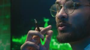 Indiska arabiska mannen programmerare kodare hacker man kille handlare  IT-specialist tankeväckande analytiker tänkande analysera cryptocurrency  finansiella diagrammet diagram lösa begrunda tveka ...