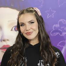 Entramos en el diminuto piso de Inés Hernand en Madrid: muebles estilo  'cannage', paredes azules y toques modernos