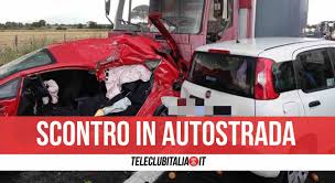 Controlla se il tuo tragitto prevede o meno un cambio prima di acquistare i biglietti. A1 Roma Napoli Camion Perde Carico In Autostrada E Provoca Terribile Incidente