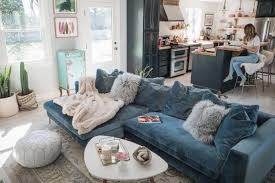 Un Grand Canape Cosy En Velours Couleur Bleu Canar Lounge Decor Ikea Oturma Odasi Oturma Odasi Tasarimlari