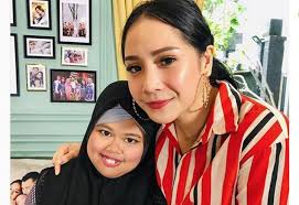 Karena tak memiliki penghasilan, akhirnya ia berpikir untuk menjadi makeup artis (mua) sebagai kerja sampingannya demi mendapat uang. Nagita Slavina Dan Tasya Farasya Tertarik Dengan Kekey Siapa Dia Cantik Tempo Co