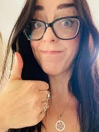 Elisa Miles's Instagram, Twitter & Facebook