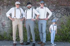 Kurzes Brautkleid Zur 50er Jahre Hochzeit Brautigam Und Trauzeugen Hochzeit Brautkleid