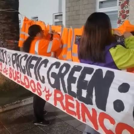 Trabajadores de la empresa Pacific Green ingresaron violentamente a  dependencias municipales de Puente Alto en medio de una manifestación por sueldos  impagos. Durante los incidentes, se registraron agresiones a funcionarios y  funcionarias.