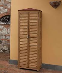 Tuttavia, grazie alla resistenza del materiale anche in ambienti umidi e da lavoro, vengono ampiamente utilizzati in garage, in cantina e in lavanderia, posizionandosi come prima scelta per chi cerca armadi porta scope e porta attrezzi. Foto Armadi Per Esterni