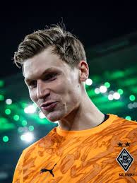 Frohen 1. Advent an alle Borussen 💚 Wer ist am besten getroffen? 😁 Den  Borussia-Adventskalender gibt's übrigens im FohlenShop 😊