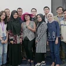 Em c g sadarkan aku yang berjalan d em dalam kehampaan c g terdiam, terpana terbata d (em) semua dalam keraguan. Lirik Mimpi Yg Sempurna Kami