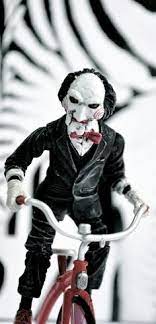 Tras ello, sperg pilla a billy paseando con el triciclo, de modo que le tira de los calzoncillos poco antes de tirar a trykie por un. Juegos Macabros Triciclo Saw Juego Macabro The Corner Of The Movies Juegos Macabros En Triciclo Saw Juego Macabro Figura Cuan