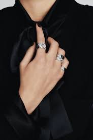 Overall very good condition, just a few tiny snags on the outside near the zipper (see photo). J Ai Le Crush Coco Coco J Ai Le Crush Chanel Coco Crush Bague Chanel Bijoux Elegants Et Chanel