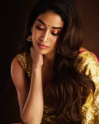 Happy Birthday to the ever-gorgeous Janhvi Kapoor! 💕