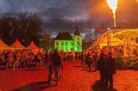 Leader ist eine fördermaßnahme der europäischen union zur entwicklung des ländlichen raumes. Tolle Atmosphare Uber 100 Aussteller Beim Weihnachtsmarkt Am Wasserschloss Haus Voerde Voerde Niederrhein