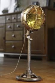 Bonjour A Tous Comme Vous L Aurez Peut Etre Compris Je Suis Toujours A La Recherche D Anciens Phares Car J Aime Beaucoup Les Lampe Luminaire Lampe Recyclee