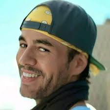 Happy August! Yay Friday!! 🌻💛 Angust hello