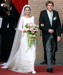 A partire dal modello sfoggiato da grace kelly, questo tipo di creazione continua ad avere un enorme successo tra vip e donne comuni. Abiti Da Favola I Vestiti Da Sposa Delle Star
