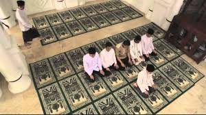 Dan memang sebagian ulama ada yang mendefinisikan demikian. Makmum Masbuk Tata Cara Berjamaah Imam Dan Makmum Laki Laki Datang Makmum Masbuk Youtube